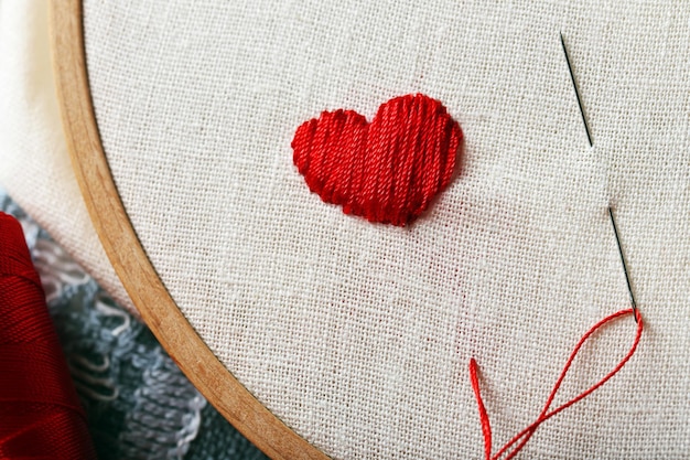 Ręcznie haftowane serce na tkaninie